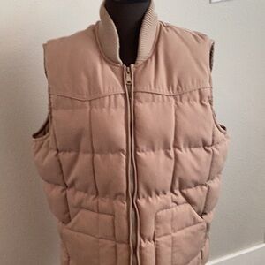 Men’s qwilted tan vest size large.